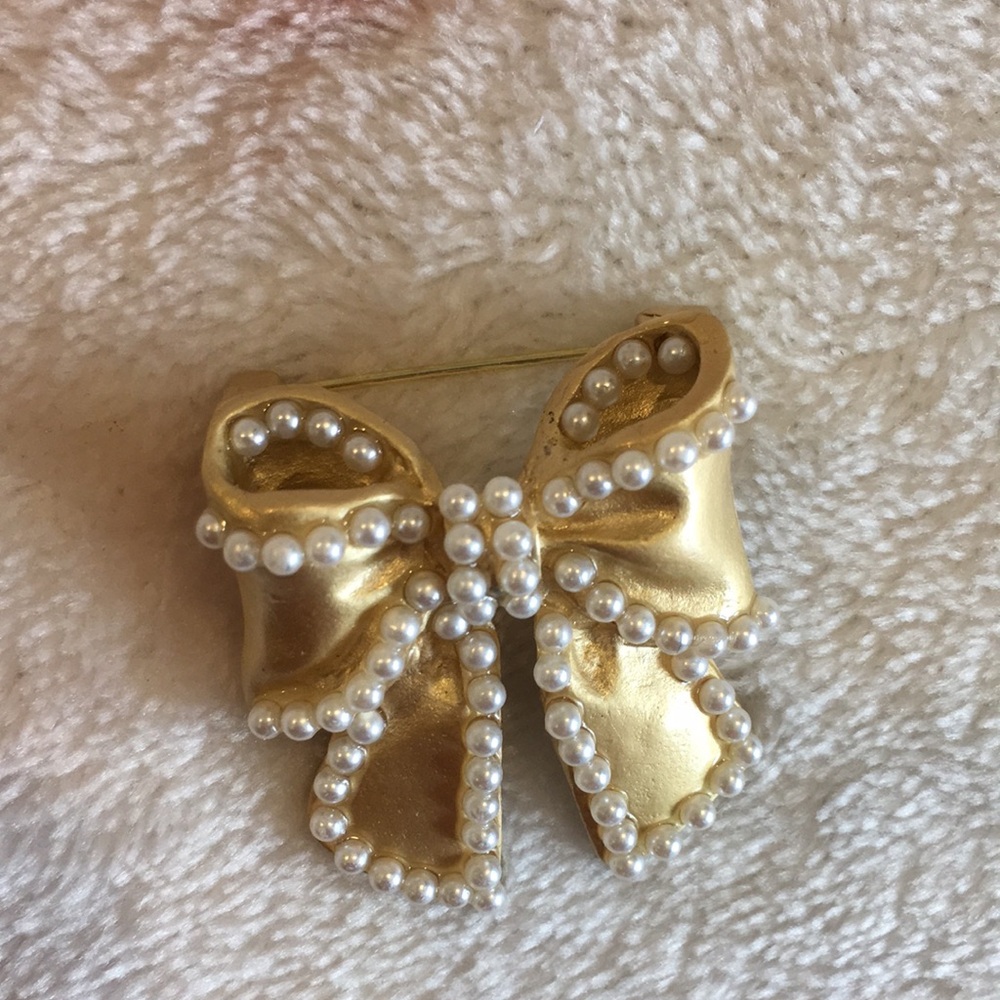 Buffed Gold and Faux Pearl Bow Fashion Pin Brooch designer Accessory NWT 1x1.25” - Picture 6 of 12